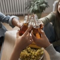 Căng Da V-Line Xong Có Nhậu Được Không? Bác Sĩ Giải Đáp Chi Tiết